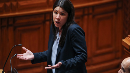 BE acusa Governo de seguir na saúde &quot;política do PS em esteroides&quot;