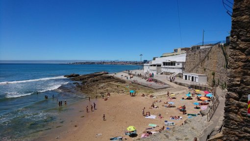 Levantada interdição a banhos na praia da Azarujinha em Cascais