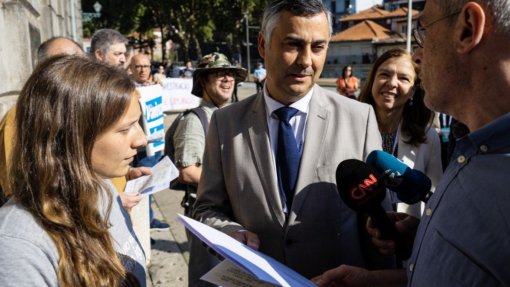 Investigadores manifestam-se no Porto pelo fim da precarização