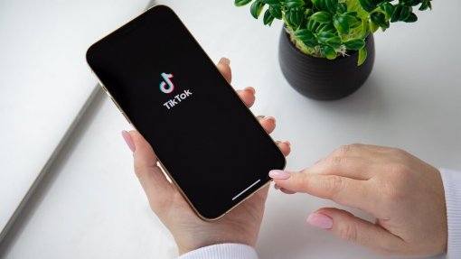 TikTok nega ser &quot;espaço tóxico&quot; e salienta trabalho para diversificar visualizações