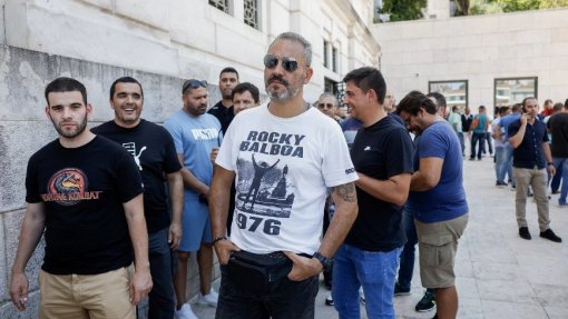 Centenas de polícias aguardam junto à porta lateral da AR para entrar nas galerias