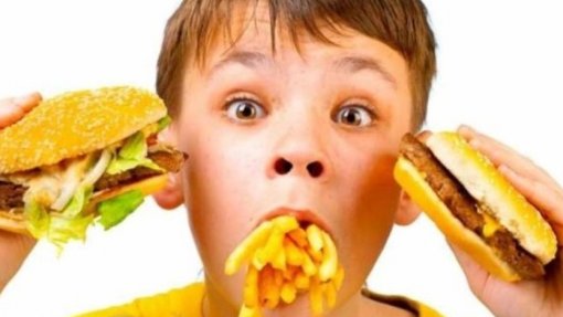 Mais de metade de anúncios na televisão e conteudos &#039;online&#039; envolvem alimentos pouco saudáveis