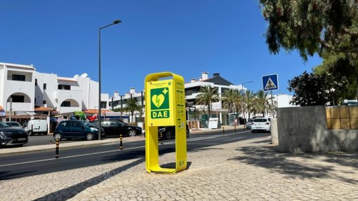 ALBUFEIRA: Desfibrilhadores externos do município salvam vida a irlandês de 27 anos