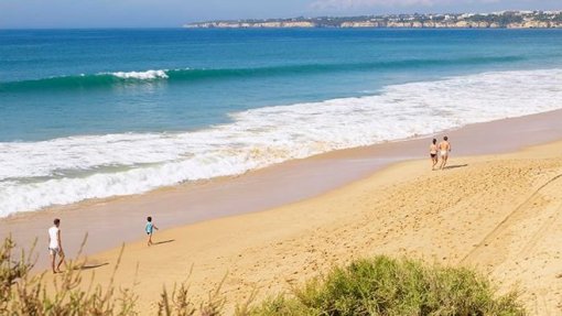 Banhos interditados na praia de Fuseta-Ria e desaconselhados em Armação de Pera