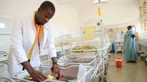 Médicos na Guine-Bissau trocam público pelo privado e agravam setor - sociólogo