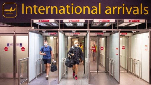 Terminal do Aeroporto de Gatwick em Londres evacuado devido a bagagem suspeita