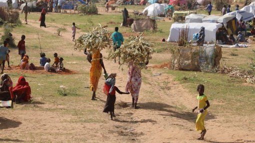 Sudão: França pede cessar-fogo em visita a campos de refugiados no Chade