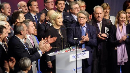 Marine Le Pen faz ultimato a PM francês para salvar Governo de coligação