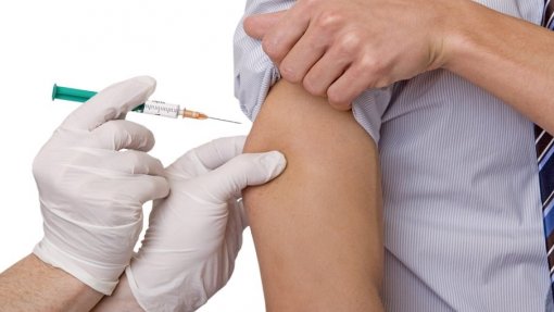Vacinação gratuita contra a gripe e covid-19 alargada a pessoas entre os 50 e 59 anos