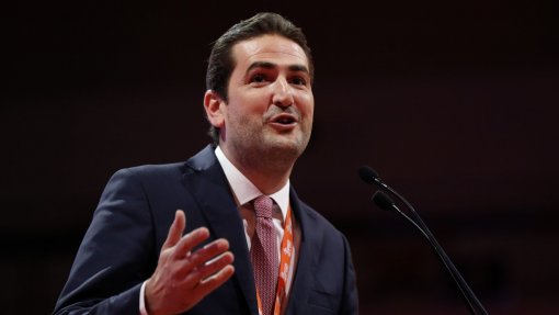 Líder parlamentar do PSD protesta contra “deputados fotógrafos” do PS