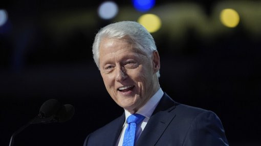 Ex-presidente dos EUA Bill Clinton hospitalizado com febre