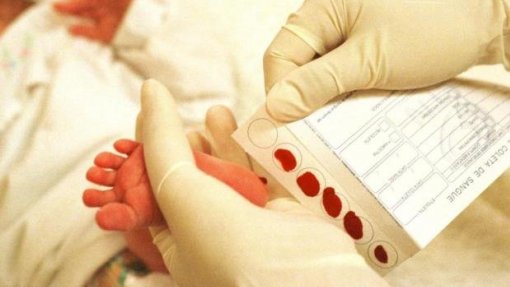 Número de “testes do pezinho” indicia redução de cerca de 1.100 nascimentos em 2024