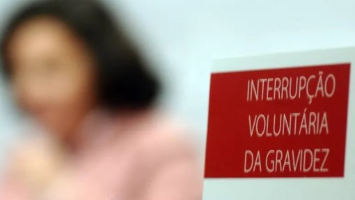 PSD critica &quot;erro sem desculpa&quot; do PS de abrir divisão com propostas sobre IVG