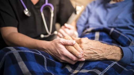 Cerca de 11.500 doentes internados em casa pouparam 107.041 dias de internamento nos hospitais