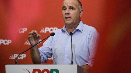 Secretário-geral do PCP diz que Montenegro tem mais motivos para estar intranquilo depois de demissão no SNS