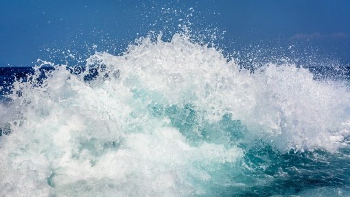 Jovem alemã resgatada do mar na Costa da Caparica após entrar em dificuldades ao praticar surf