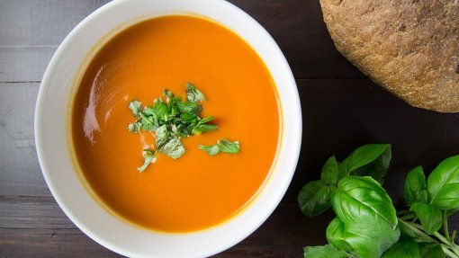 Hábito do idoso de jantar só sopa de legumes oferece nutrientes insuficientes