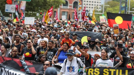 Defensores dos direitos dos aborígenes protestam no Dia Nacional da Austrália