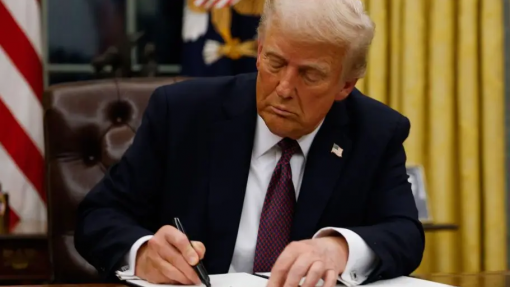 Trump assina decreto contra &quot;extremismo de género&quot; nas forças armadas dos EUA