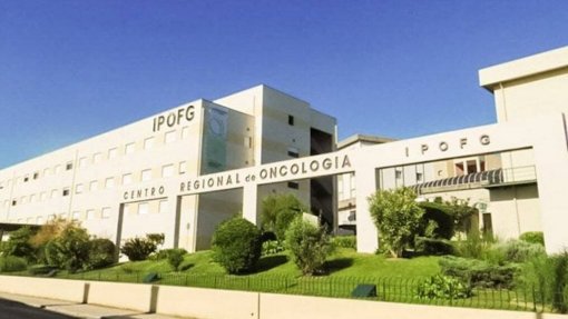 Ex-funcionário do IPO de Coimbra julgado por tirar dinheiro de pacientes