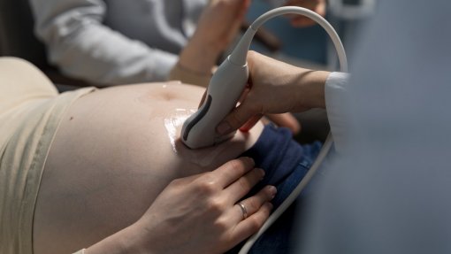 PCP quer ouvir ministra da Saúde no parlamento sobre encerramento das urgências de obstetrícia no Barreiro
