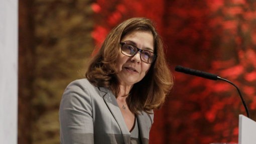 Ministra considera “curioso” que oposição nunca coloque em causa gestão dos hospitais