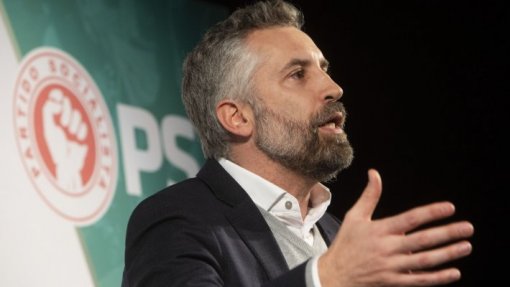 Pedro Nuno responsabiliza Montenegro por situação no SNS se mantiver ministra