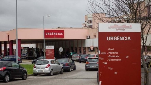 Utentes manifestam-se junto ao hospital Amadora-Sintra para pedir mais profissionais