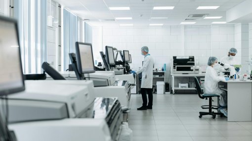 Observatório denuncia recusas de atendimento a mulheres imigrantes no SNS