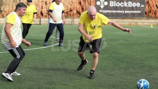 REPORTAGEM: Futebol a andar é uma nova modalidade num país com a média de idades a aumentar
