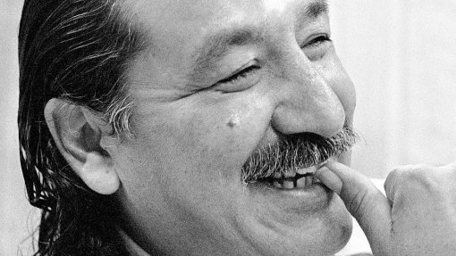 Leonard Peltier libertado após comutação de pena por assassínio de agentes do FBI