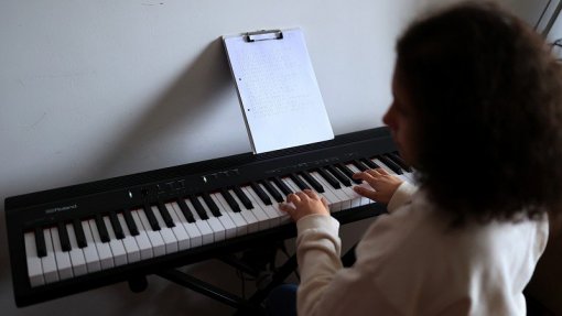 Mariana é cega, toca piano, anda de bicicleta e sorri à procura da normalidade