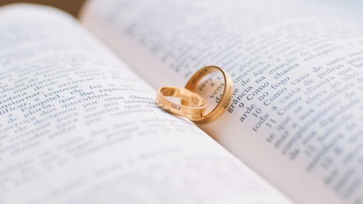 China quer reduzir idade de casamento e eliminar restrições ao número de filhos