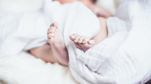 Pelo menos 300 bebés e 54 mães morreram durante o parto desde janeiro no Zimbabué