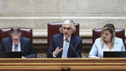 Aguiar-Branco sublinha que ainda não há conclusões da CPI ao caso das gémeas e critica &quot;originalidades&quot;
