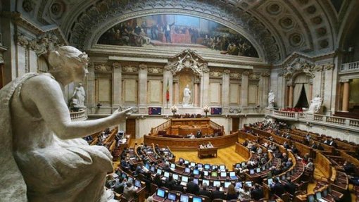 Governo/crise: Medidas que podem ficar em suspenso nas áreas da Justiça, Educação e Saúde