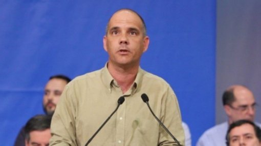 Líder do PCP critica Governo por privatizar centros de saúde na &quot;25.ª hora&quot;