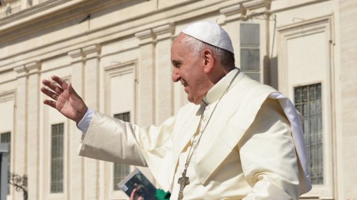 Papa Francisco aparece à janela do hospital em dia em que recebe alta