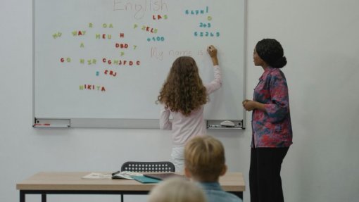 Governo moçambicano diz que já pagou horas extras de 2022 aos professores