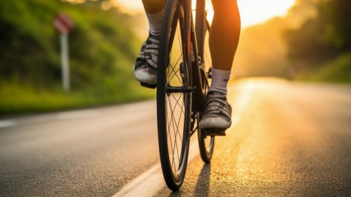 Três ciclistas atropelados na Marginal no sentido Carcavelos-Lisboa