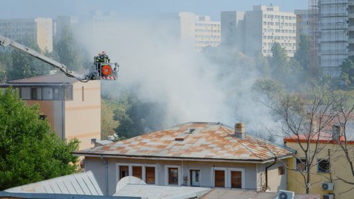 Incêndio em prédio na zona de Alcântara faz dois feridos ligeiros e nove desalojados
