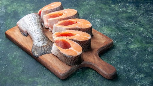 Universidade de Aveiro estuda aproveitamento das cabeças de salmão