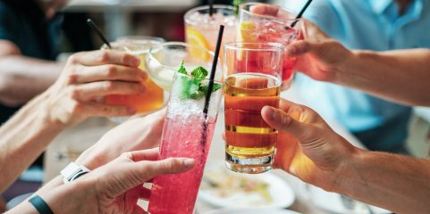 Pelo menos 14 pessoas morrem na Índia após consumo de bebidas contaminadas