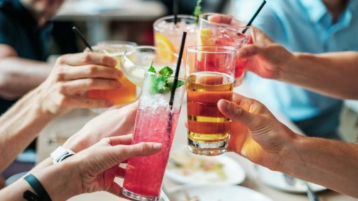 Pelo menos 14 pessoas morrem na Índia após consumo de bebidas contaminadas