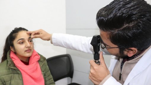 Oftalmologistas alertam para risco de automedicação em tempo de alergias oculares