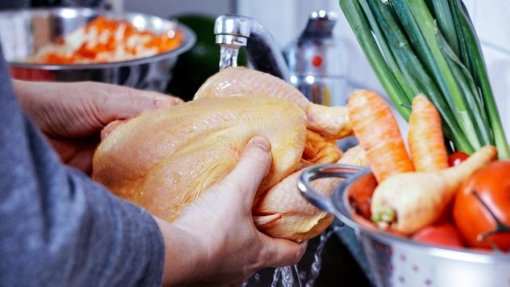Brasil suspende vendas de frango para Argentina, China e UE devido a caso de gripe aviária