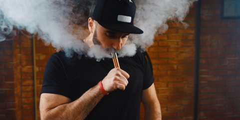 Venda de cigarros eletrónicos descartáveis proibida no Reino Unido