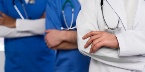 Satisfação de médicos e enfermeiros aumenta quando são chefes e trabalham em excluvidade