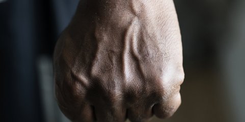 Agressão a ator de A Barraca por grupo de extrema-direita em Lisboa leva a cancelamento de peça