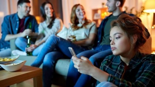 França prepara proibição de utilização de redes sociais para menores de 15 anos